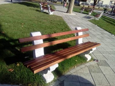Parkovske betonske klupe sa naslonom