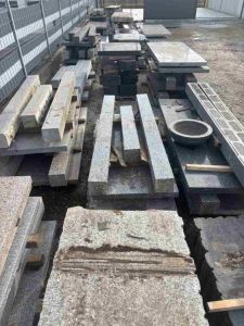 Na prodaju 30 m3 granitnih ploca, stubov