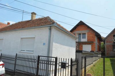 Useljive 2 kuce u blizini centra Uba