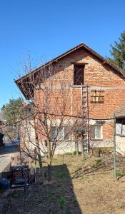 Porodična kuća sa dvorištem i garažom