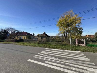 Prodajem plac sa kućom pored škole,