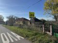 Prodajem plac sa kućom pored škole,