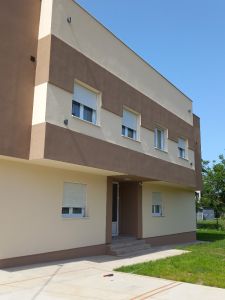 Izdajem nov jednoiposoban namešten stan