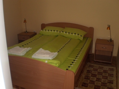 Izdajem cetvorokrevetne apartmane na...