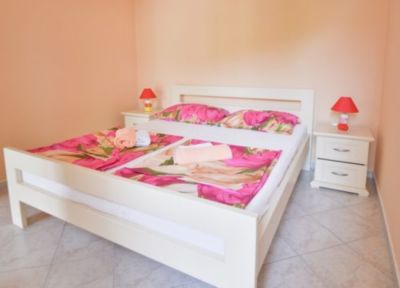 Izdajem lux namestene apartmane - Budva,